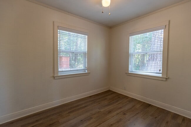 Building Photo - PRICE REDUCTION! SCHEDULE A TOUR TODAY! Be...
