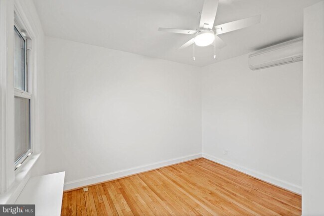 Building Photo - 16 E Linden St