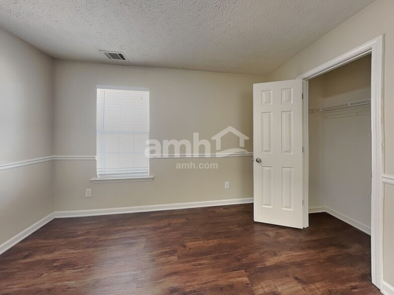 Building Photo - 705 St Charles Ave