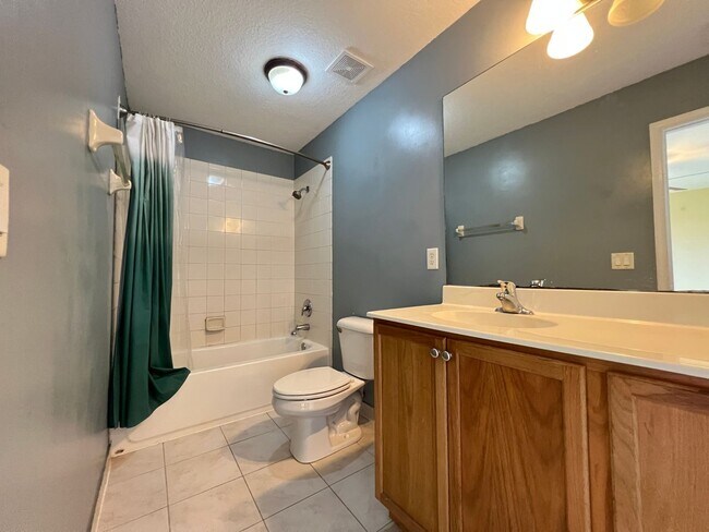 Building Photo - 2 Bedroom 1 Bath unit Move-In Ready Home in West Park!