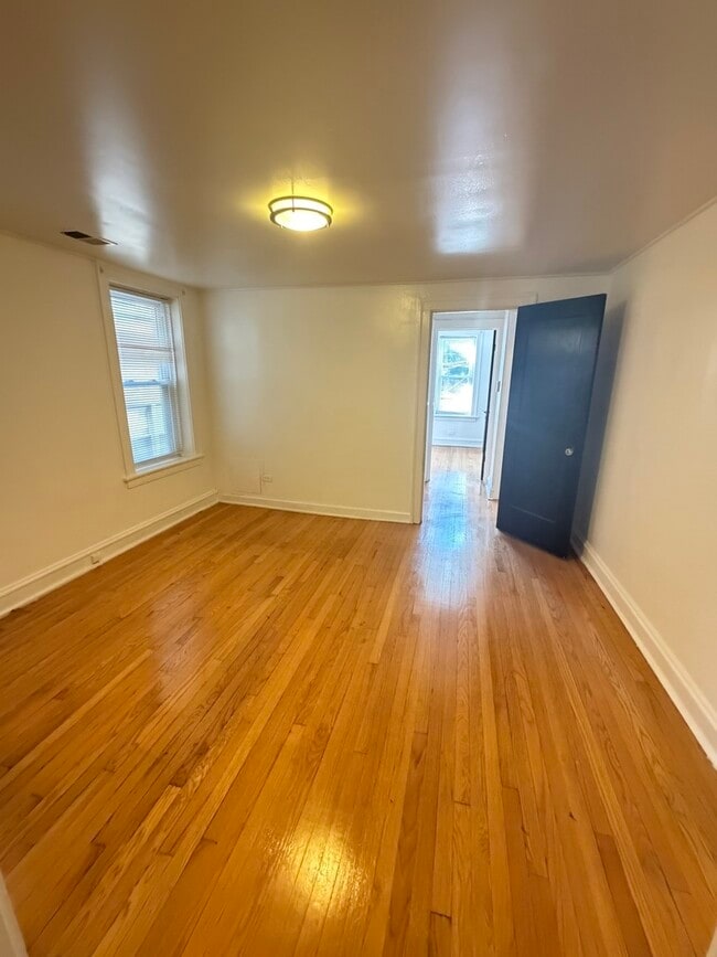 Building Photo - 7544 N Oakley Ave