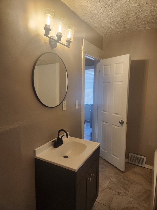 Building Photo - Three Bedroom Single Family Home!