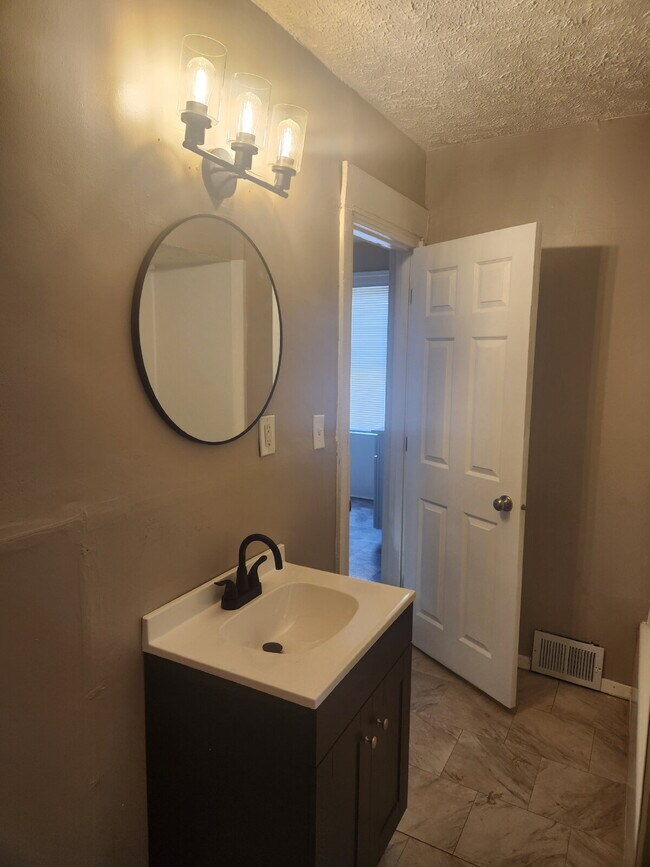 Building Photo - Three Bedroom w/opt 4th bedroom  - Single Family Home!