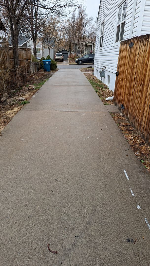 Building Photo - SUPER CUTE 2 or 3 BEDROOM HOME + GARAGE IN QUIET EDGEWATER NEIGHBORHOOD!