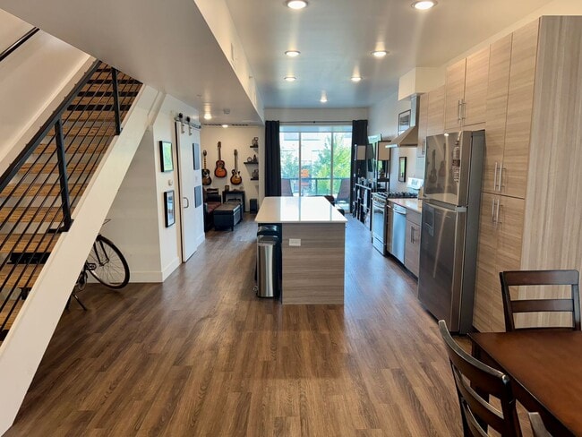Building Photo - 877 S 200 W