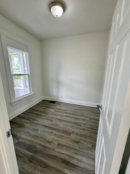 Building Photo - 619 13th Ave