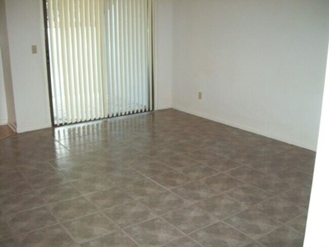 Building Photo - 670 SE 28th Pl