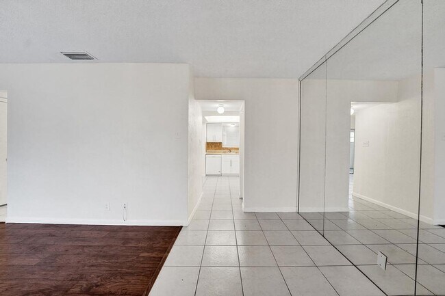 Building Photo - 3 BR / 3 BA + Patio + Parking AVAIL 8/1