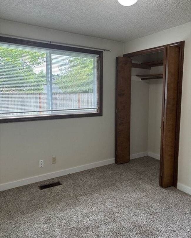 Building Photo - 3Bd/2Ba Single Story Home - Available to View!
