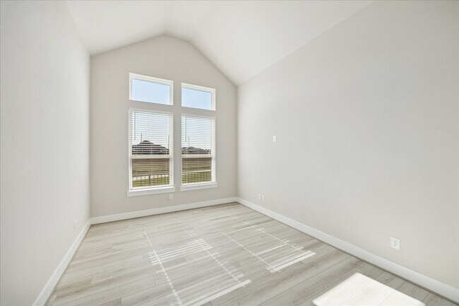 Building Photo - 2022 Serene Spgs Dr