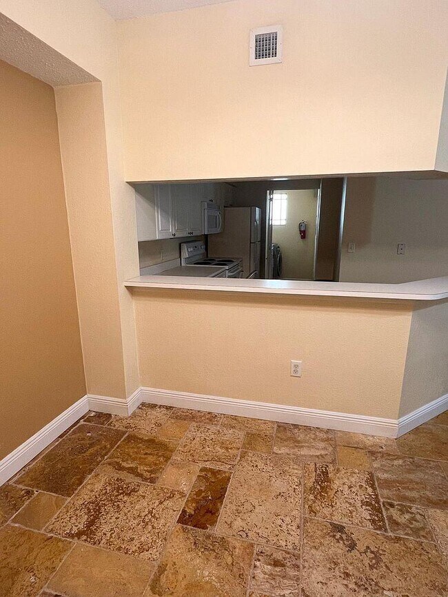 Building Photo - 3021 Alcazar Pl