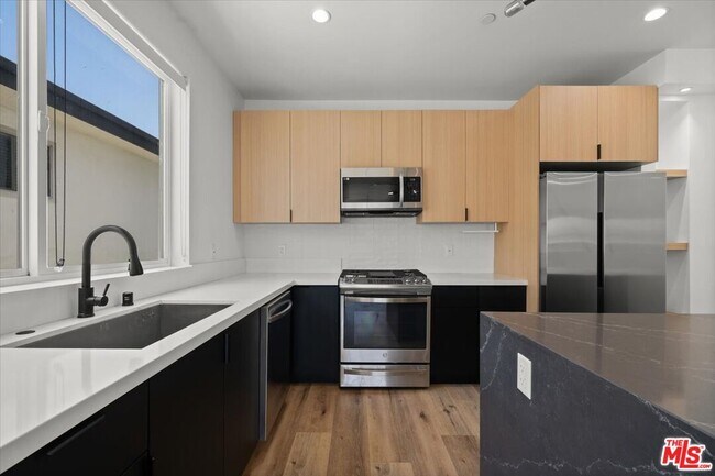 Building Photo - 839 N McCadden Pl