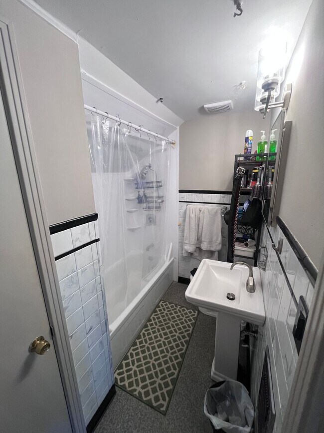 Building Photo - 5002 Dakota Ave