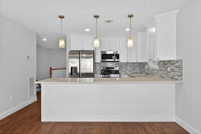 Building Photo - 40 E 5th St