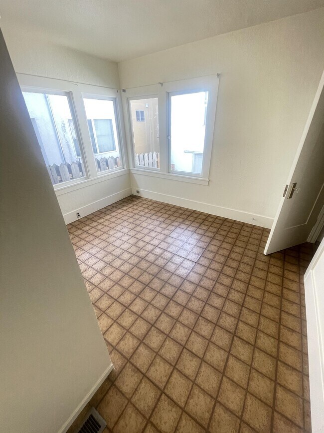 Building Photo - 2414 McGee Ave
