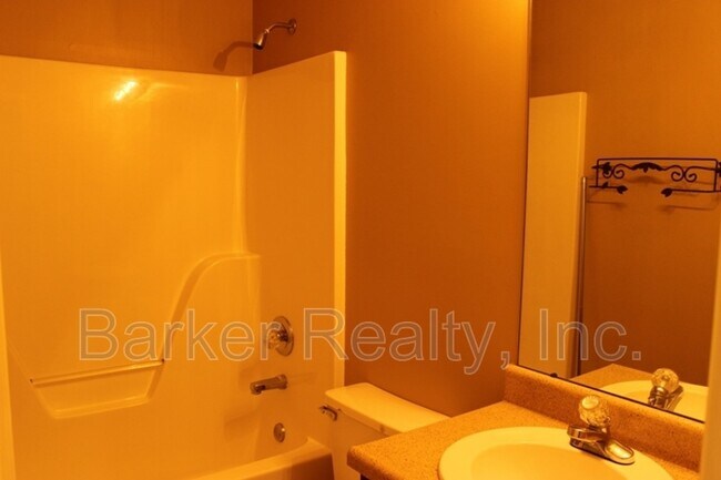 Building Photo - 905 Oakwater Dr