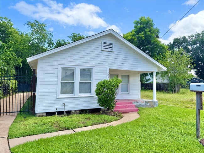 Building Photo - 1323 E 35th St
