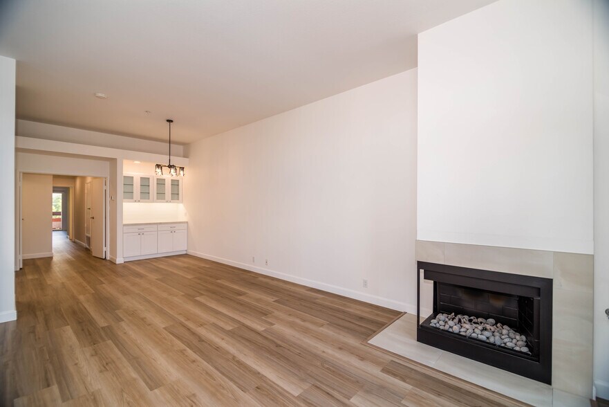 Building Photo - 2601 S Broadmoor Dr