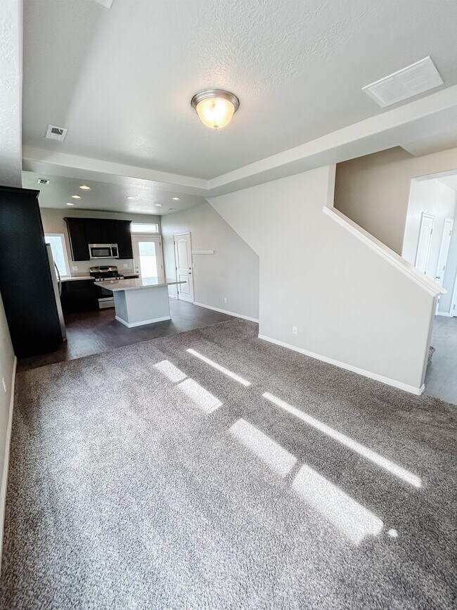 Building Photo - 707 E 380 S