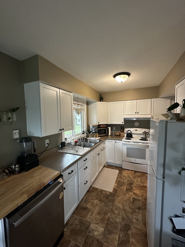 Building Photo - Yoder Duplex