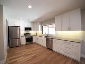 Building Photo - 4722 S Taylor Dr