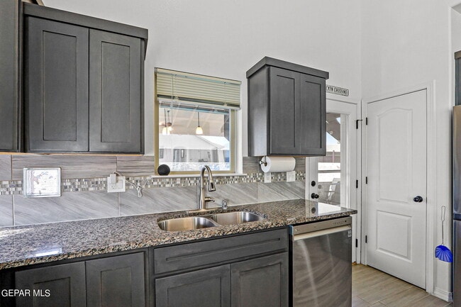 Building Photo - 14852 Jack White Ave