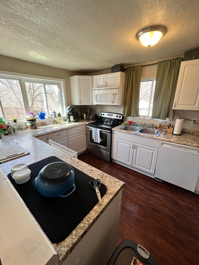 Building Photo - Stunning 4 Bed Home West of Drake