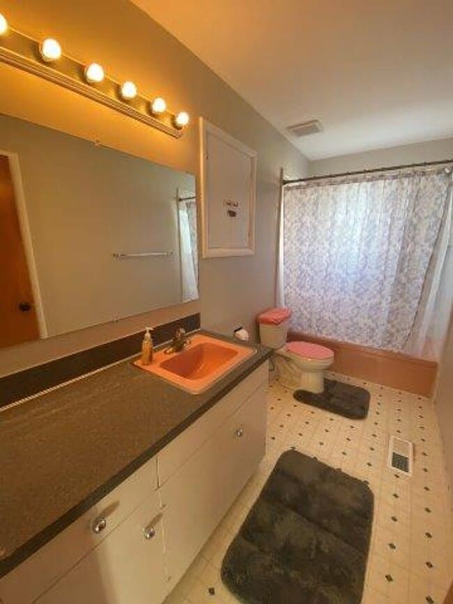 Building Photo - 4 Weeks Free Living! Cozy 3 Bed Home with ...