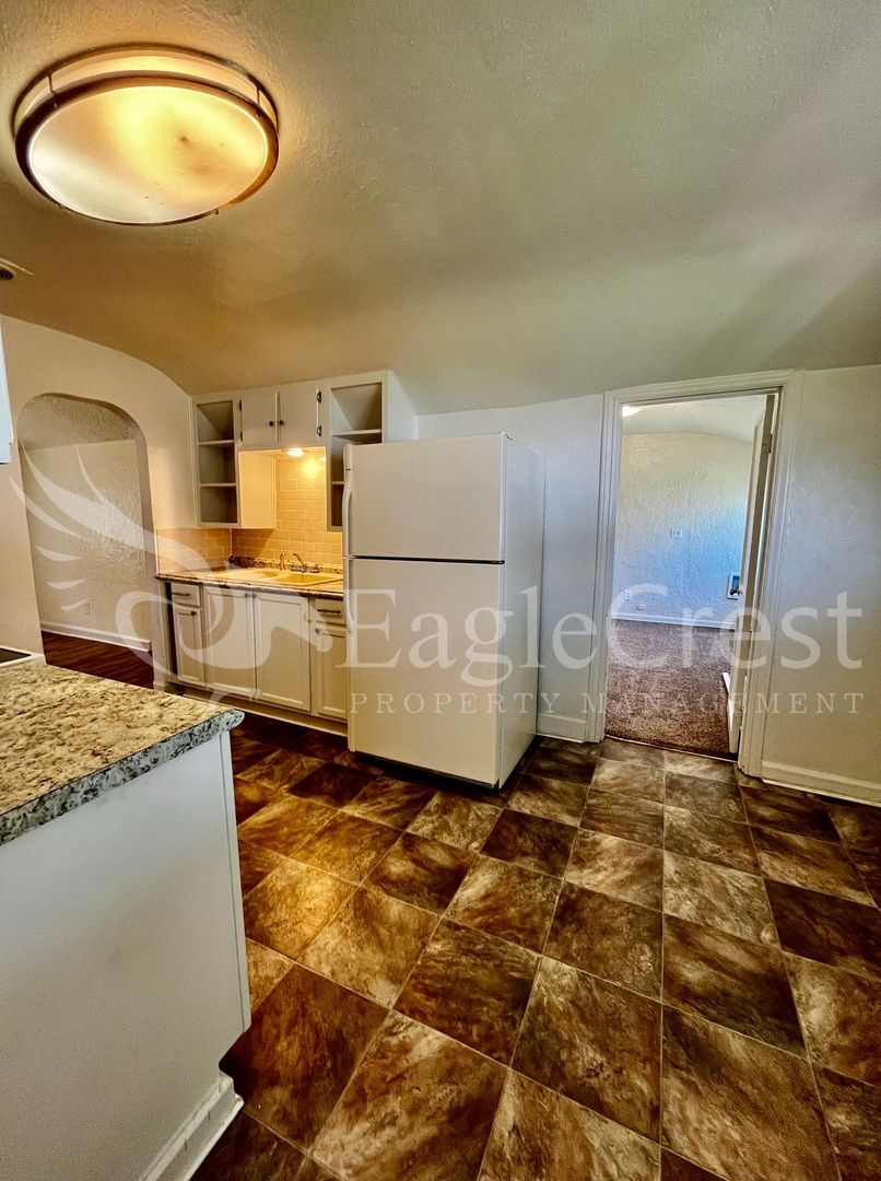 Building Photo - Comfortable 2-Bedroom Home with Fenced Yard & Washer/Dryer Hookups