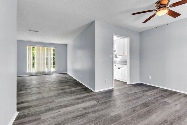 Building Photo - 701 Southlawn Dr