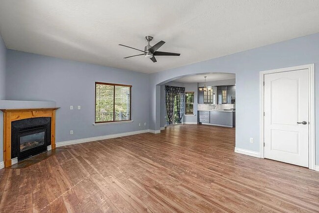 Building Photo - GORGEOUS Draper Home!