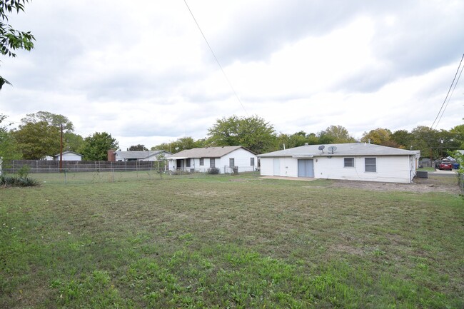 Building Photo - 118 South Dr