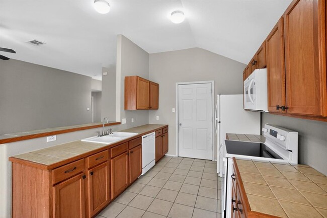 Building Photo - 113 Amber Ln