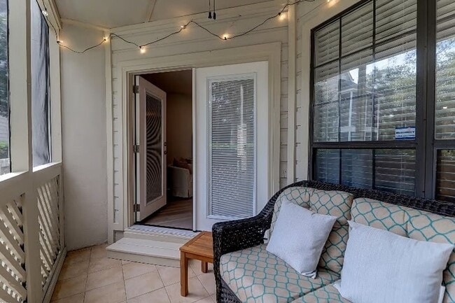 Building Photo - 2BD/2BA Town Home Mount Pleasant Fully Furnished - Available May 1st, 2026