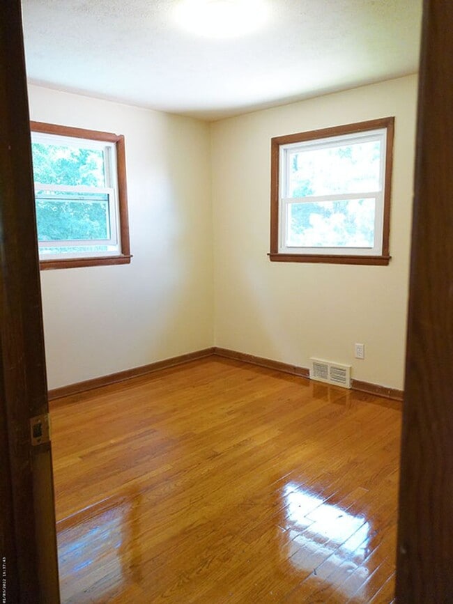 Building Photo - Bright  Second Floor Flat Across from Barr...