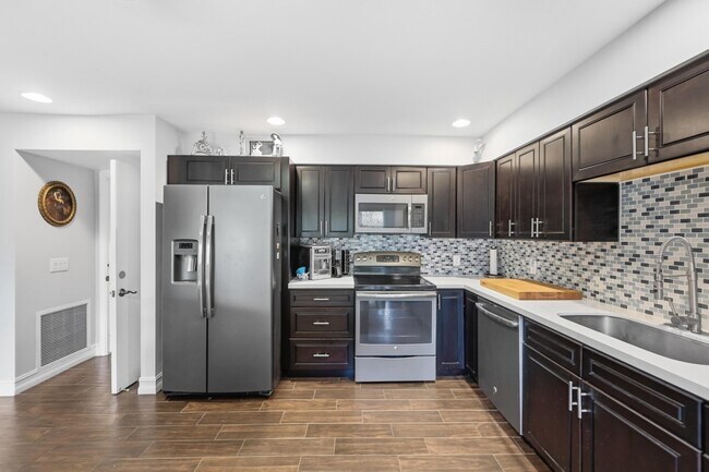 Building Photo - 5550 Coach House Cir