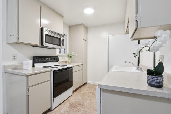 Building Photo - Great One Bedroom Condo Monterey