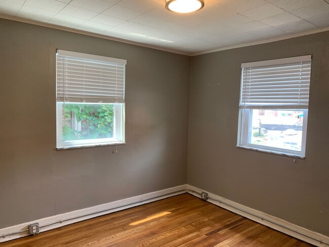 Building Photo - WALK TO CAMPUS 4BR/2BA HOUSE - AVAILABLE AUGUST