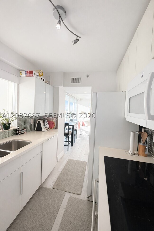 Building Photo - 5900 Collins Ave