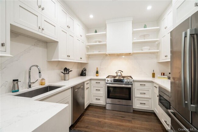 Building Photo - 100 Main St