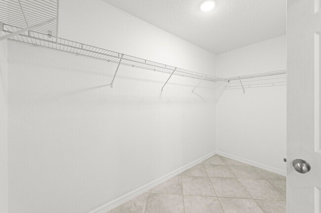 Building Photo - 566 SW Grove Ave
