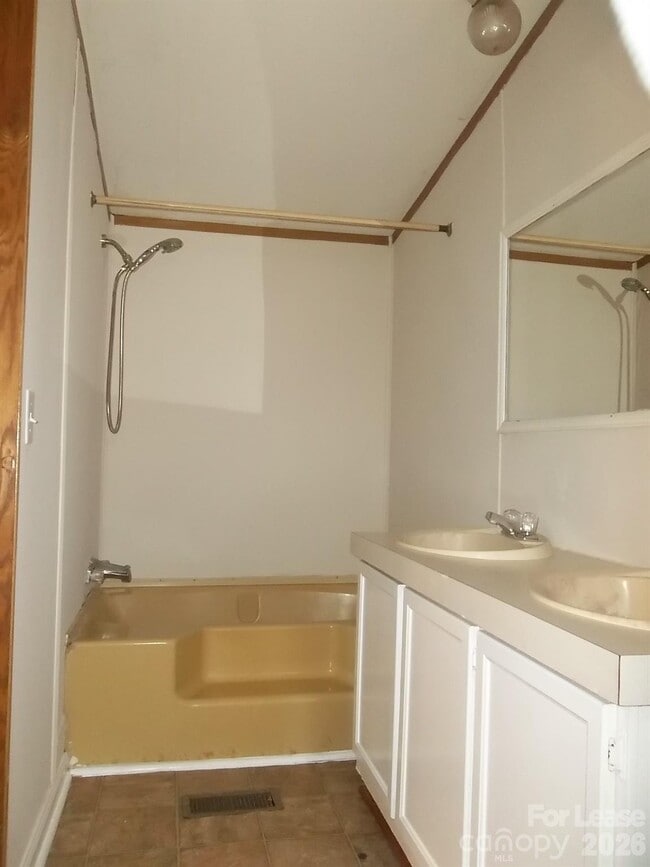 Building Photo - 150 Thornwood Ln