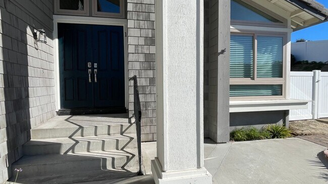Building Photo - Spacious & Luxurious 4 Bed / 3 Bath Upper Level Unit in Fire Mountain