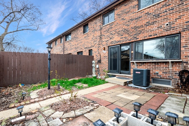 Building Photo - 18W269 Kirkland Ln