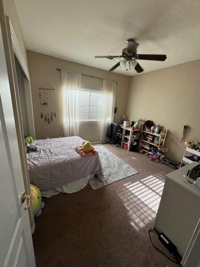 Building Photo - Beautiful single-family home with 6 Bedroo...