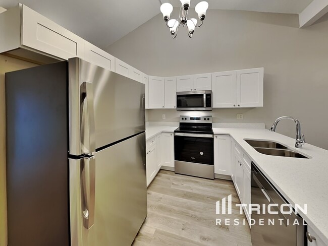 Building Photo - 16013 Woodpine Dr