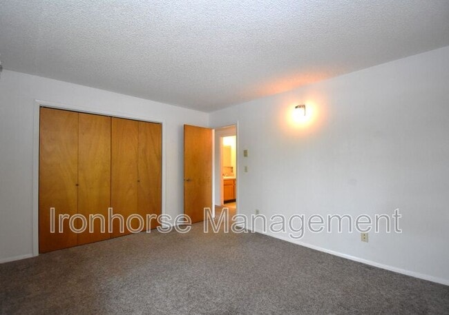Building Photo - 809 W Villard St