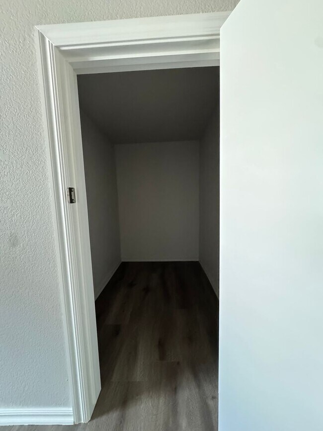 Building Photo - 2 Bedroom 1 Bath Home.