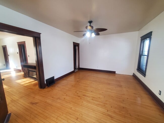 Building Photo - 203/205 N Spring St