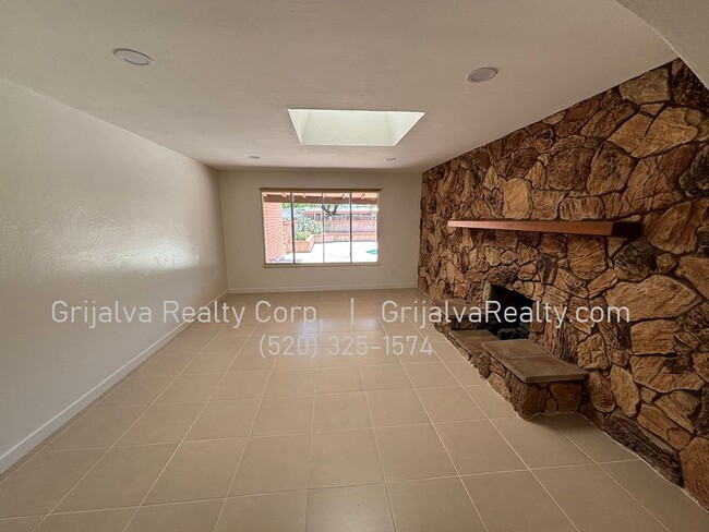 Building Photo - MOVE IN SPECIAL! Remodeled 4 Bed, 2 Bath E...